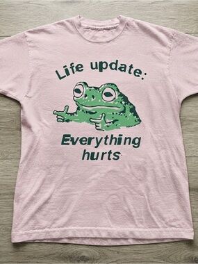 Gildan T-Shirt Life Update Everything Hurts Frog Graphic Tee Pink
